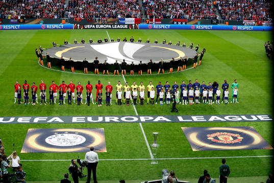 Manchester Uniteds och Ajax spelare står uppställda