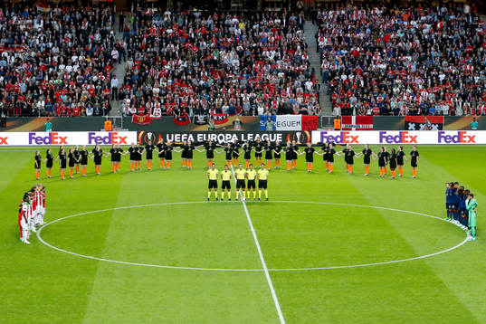 Manchester Uniteds och Ajax spelare i en tyst minut för