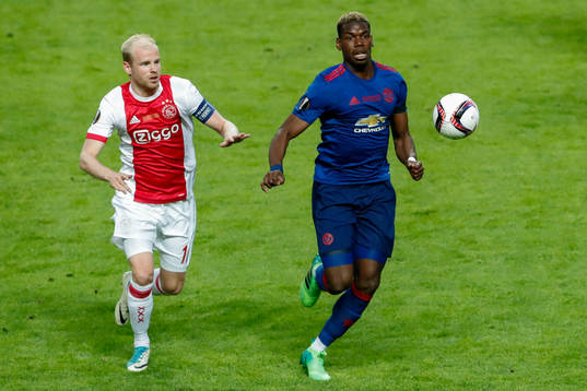 Ajax Davy Klaassen och Manchester Uniteds Paul Pogba