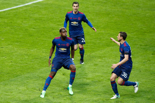 Manchester Uniteds Paul Pogba med Henrikh Mkhitaryan och