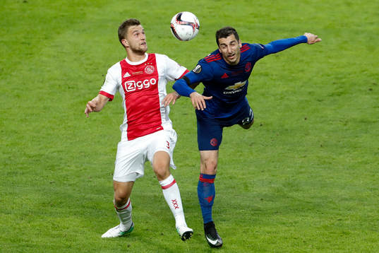 Ajax Joël Veltman och Manchester Uniteds Henrikh
