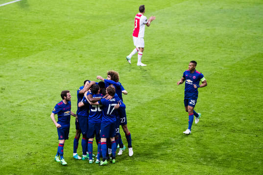 Manchester Uniteds spelare jublar