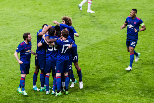 Manchester Uniteds spelare jublar