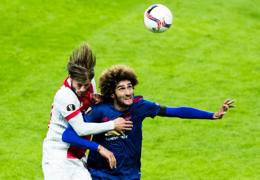 Ajax Lasse Schöne i en nickduell med Manchester Uniteds