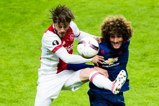 Ajax Lasse Schöne i en nickduell med Manchester Uniteds