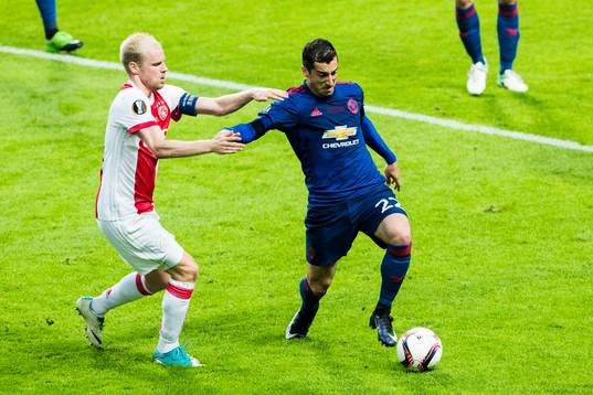 Ajax Lasse Schöne i kamp om bollen med Manchester Uniteds