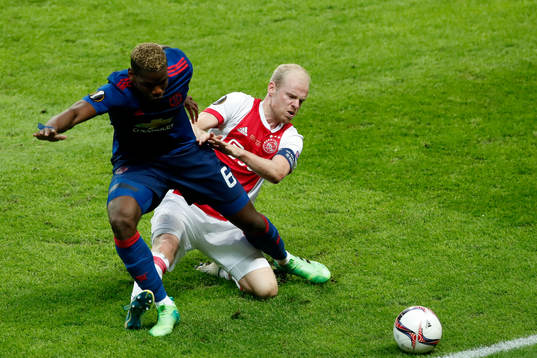 Manchester Uniteds Paul Pogba och Ajax Davy Klaassen i