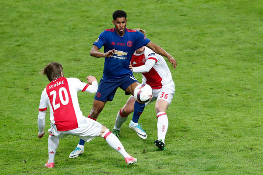 Ajax Lasse Schöne och Matthijs de Ligt försvarar mot