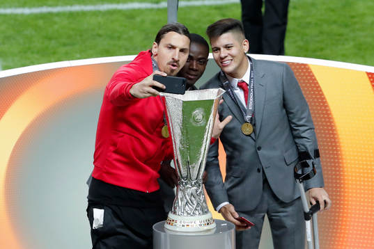 Manchester Uniteds Zlatan Ibrahimovic tar en selfie med