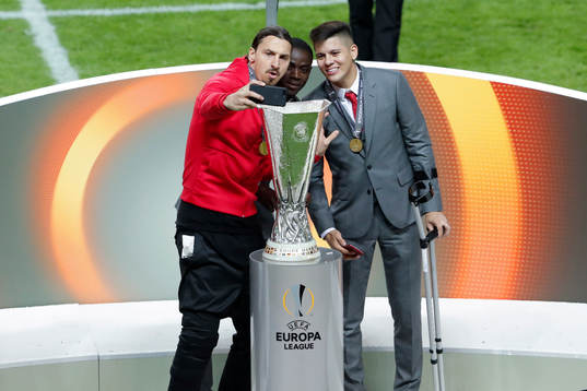 Manchester Uniteds Zlatan Ibrahimovic tar en selfie med