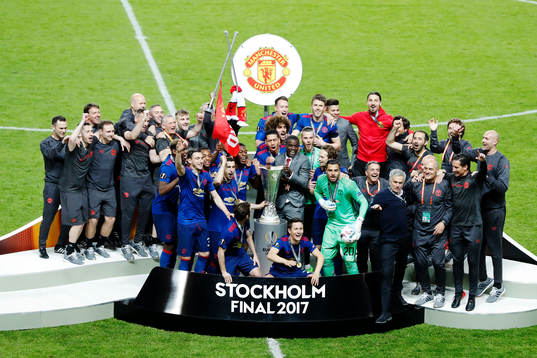 Manchester Uniteds spelare jublar med pokalen