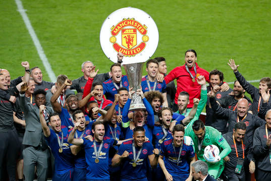 Manchester Uniteds spelare med Zlatan Ibrahimovic jublar