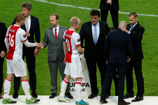 Ajax Matthijs de Ligt och Davy Klaassen tar emot sina
