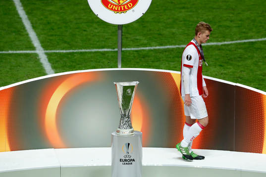 Ajax Matthijs de Ligt deppar när han går förbi pokalen