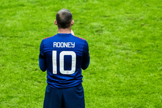 Manchester Uniteds Wayne Rooney väntar på att bytas in