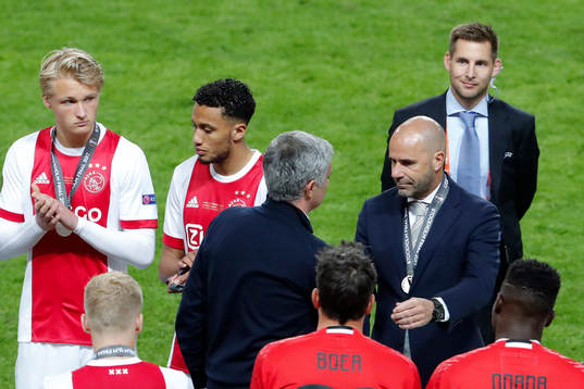 Manchester Uniteds tränare José Mourinho gratuleras av