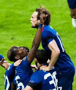 Manchester Uniteds Paul Pogba och Daley Blind jublar
