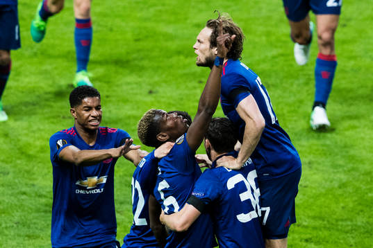 Manchester Uniteds Paul Pogba och Daley Blind jublar