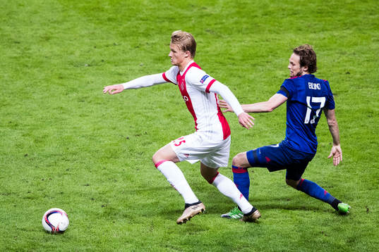 Ajax Kasper Dolberg och Manchester Uniteds Daley Blind
