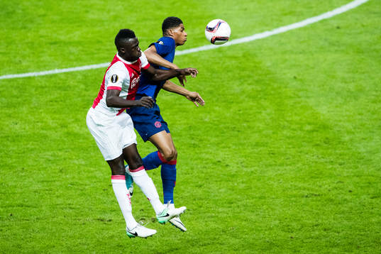 Ajax Davinson Sánchez i en nickduell med Manchester