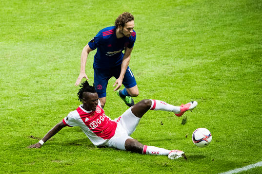 Ajax Bertrand Traoré och Manchester Uniteds Daley Blind