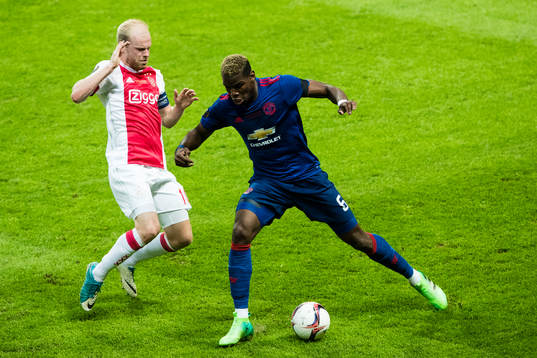 Ajax Davy Klaassen i kamp om bollen med Manchester Uniteds