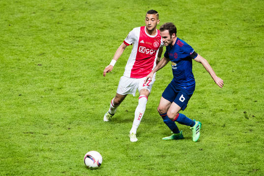 Ajax Hakim Ziyech och Manchester Uniteds Juan Mata