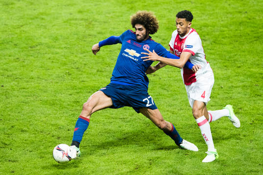Manchester Uniteds Marouane Fellaini och Ajax Jairo