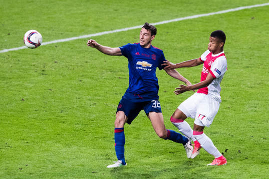 Manchester Uniteds Matteo Darmian och Ajax Amin Younes