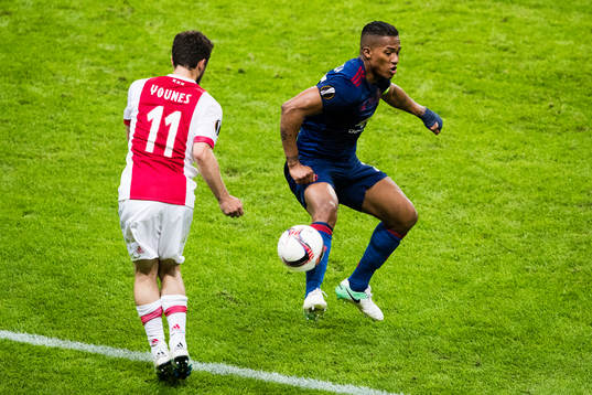 Ajax Amin Younes och Manchester Uniteds Antonio Valencia