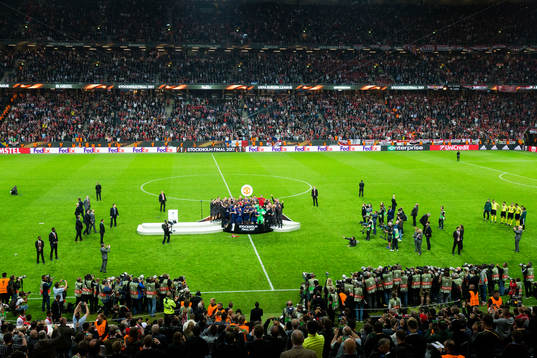 Manchester Uniteds spelare jublar med pokalen