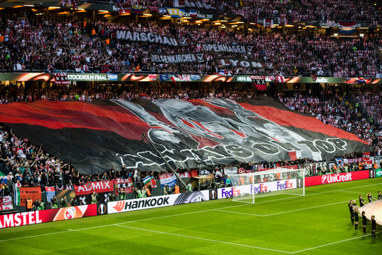 Ajax supportrar med ett TIFO innan finalen i Europa League