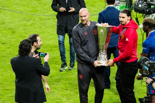 Manchester Uniteds Zlatan Ibrahimovic med pokalen