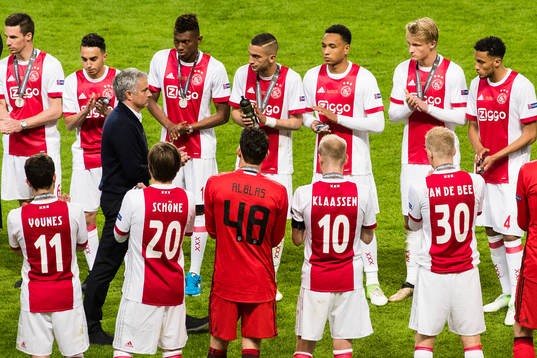 Ajax spelare applåderar åt Manchester Uniteds tränare