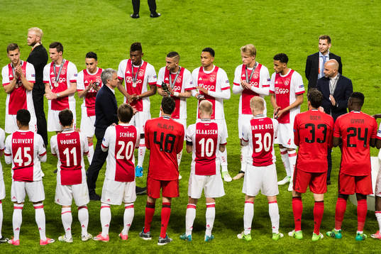Ajax spelare applåderar åt Manchester Uniteds tränare