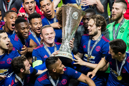 Manchester Uniteds Wayne Rooney håller upp pokalen och