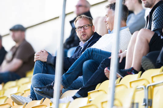 Elfsborgs A-lagstränare Magnus Haglund på läktaren