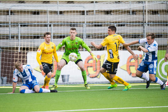 Kamp framför Elfsborgs David Olsson mellan Ibrahim