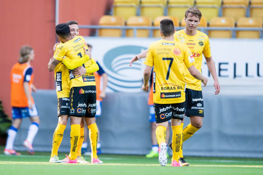 Elfsborgs Arian Kabashi jublar med övriga i laget