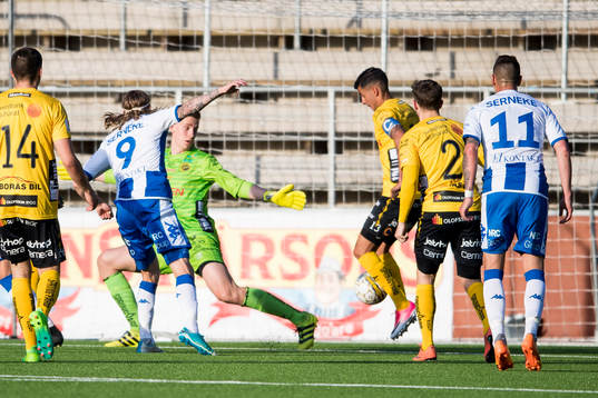 IFK Göteborgs Elías Már Ómarsson gör 1-2