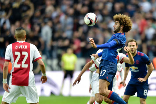 Manchester Uniteds Marouane Fellaini tar ner bollen
