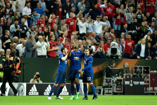 Manchester Uniteds Paul Pogba jublar med Matteo Darmian och