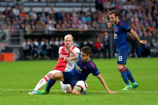 Ajax Davy Klaassen och Manchester Uniteds Ander Herrera i