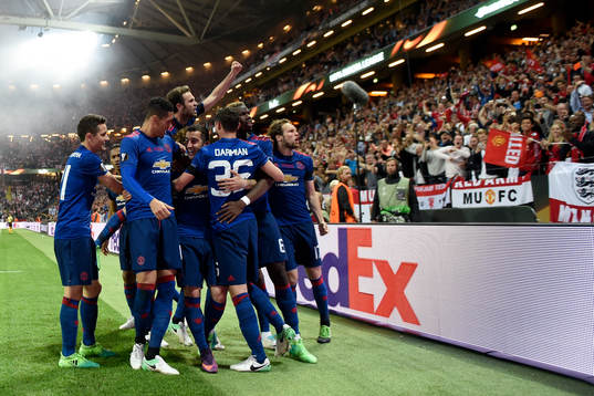 Manchester Uniteds spelare jublar med målskytten till 0-2