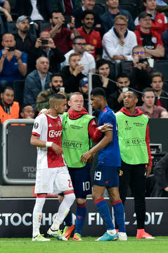 Manchester Uniteds Wayne Rooney går emellan Marcus