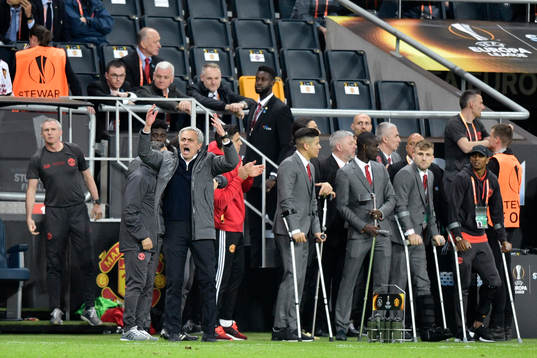 Manchester Uniteds tränare José Mourinho jublar vid