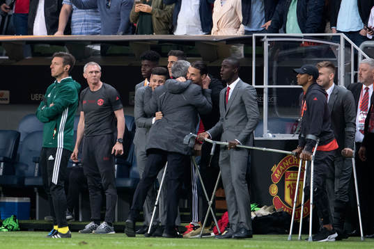 Manchester Uniteds tränare José Mourinho jublar med
