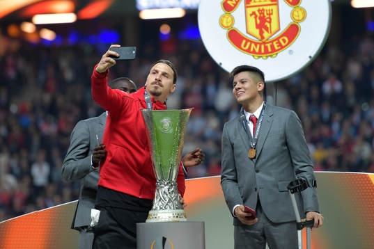 Manchester Uniteds Zlatan Ibrahimovic tar en selfie med