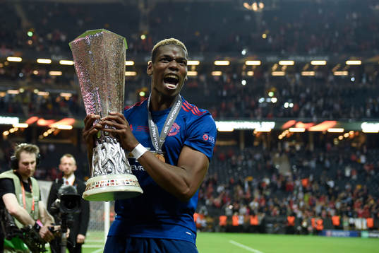 Manchester Uniteds Paul Pogba jublar med pokalen