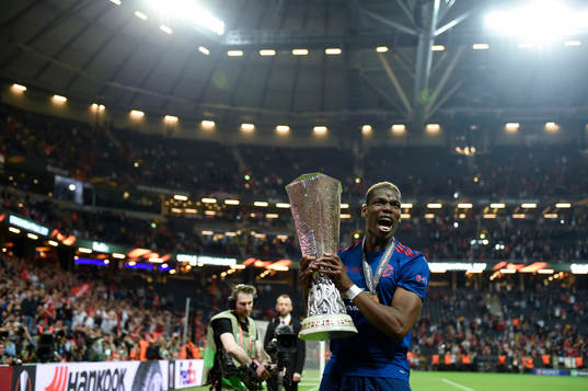 Manchester Uniteds Paul Pogba jublar med pokalen